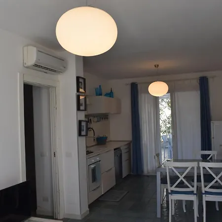 Laura Di Mare Villa